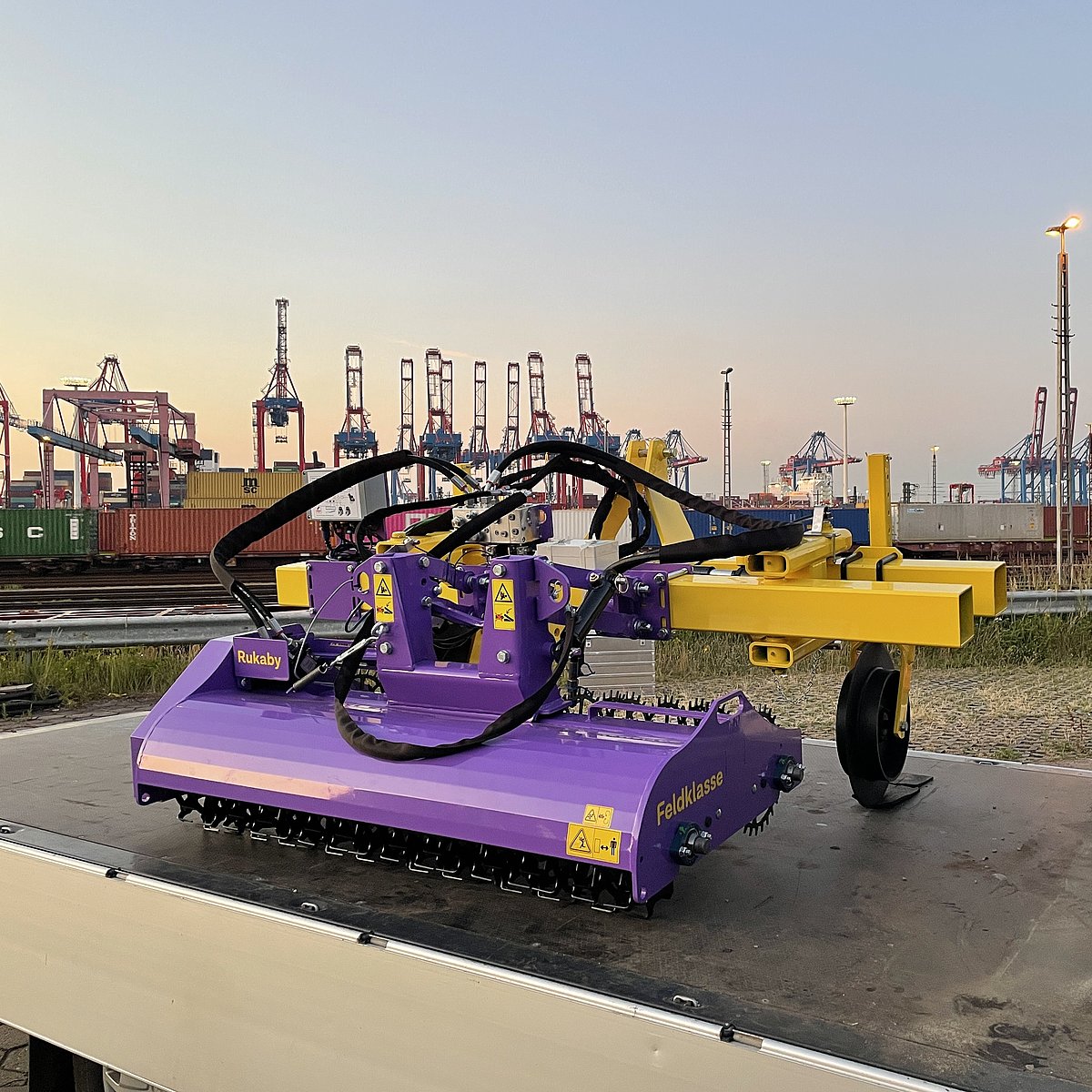 Die Feldklasse Rukaby im Hamburger Hafen Bild der Feldklasse Rukaby im Hamburger Hafen mit Blick auf die Kräne