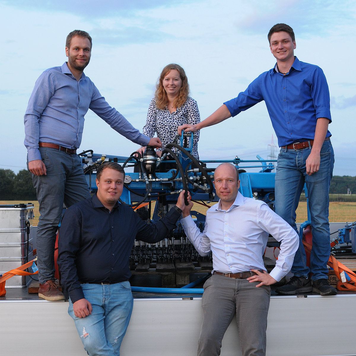 Wir setzen auf den umweltbewussten Einsatz in der Landwirtschaft. Feldklasse Team mit Hackmaschine auf Transporter vor einem Feld