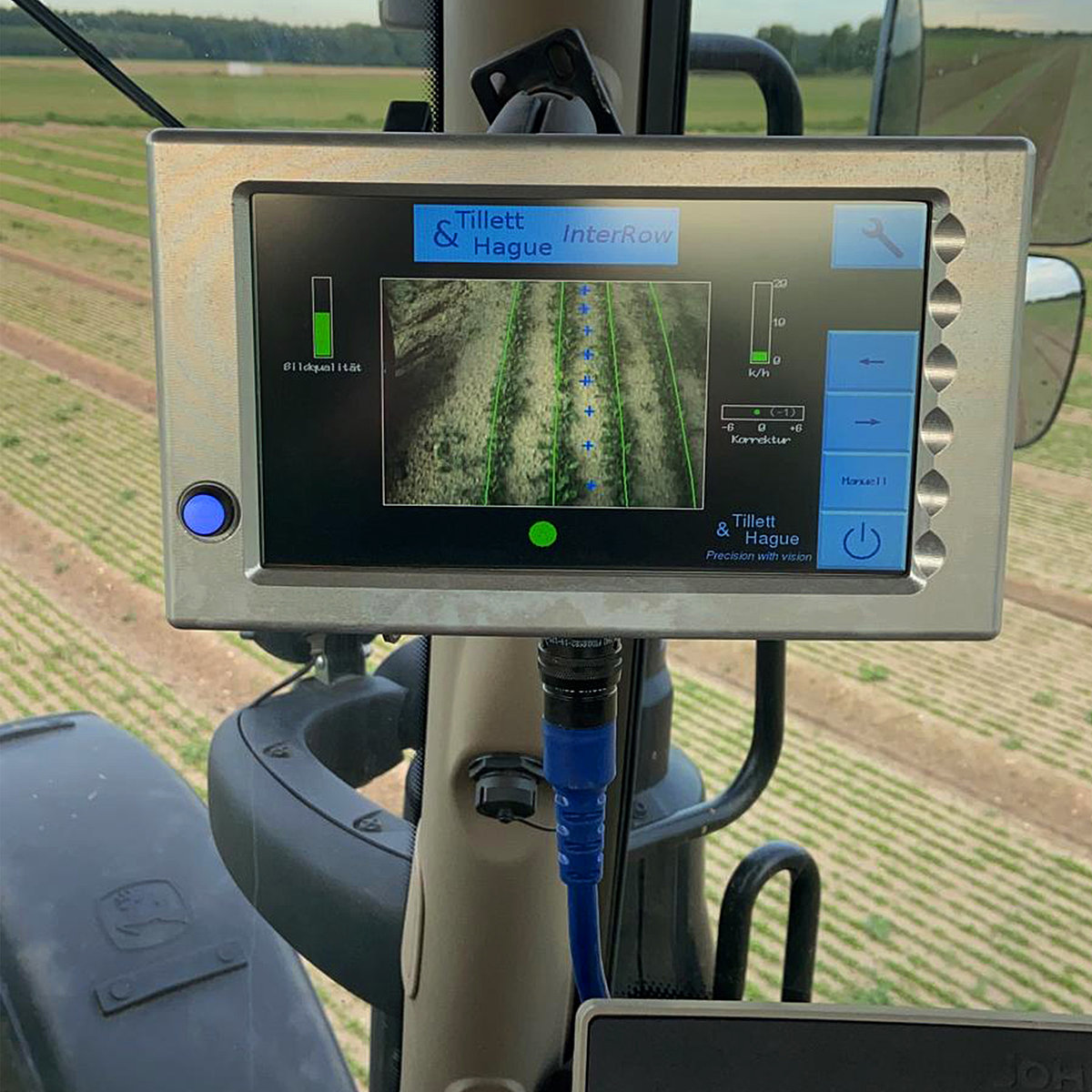 To help you keep going with hoeing, our steering system assists you. Monitor in cabin of a tractor